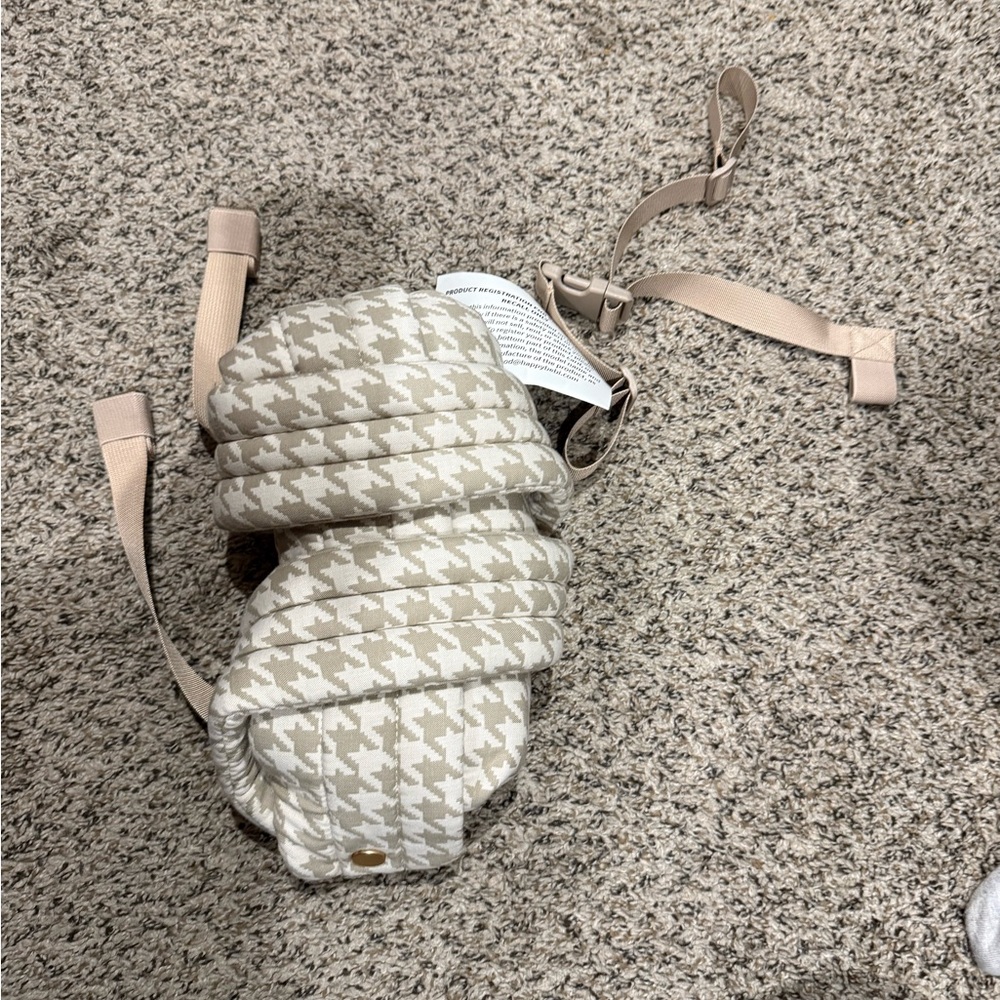 Nest Blanche Ergonomic Carrier in a Houndstooth pattern - Picture 4 of 5